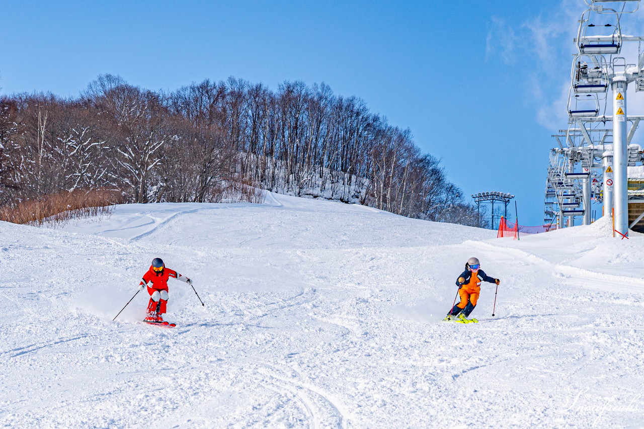 朝里川温泉スキー場　祝・積雪200cm到達。ふわふわのパウダースノーが降り積もったゲレンデを舞台に、女性スキーヤーチーム『TeamKP』成澤栞さんと秋山穂香さんが美しい滑りを披露！